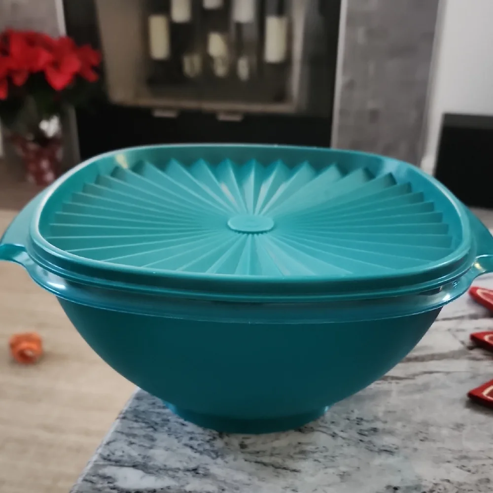 Tupperware Servalier Bowl W/ Sunburst Lid